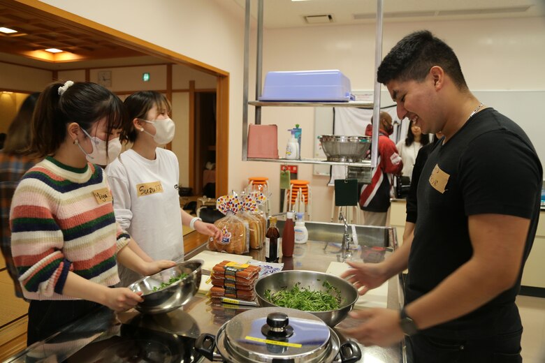 学生側は沖縄料理の代表ともいえる沖縄そばとジューシー（炊き込みご飯）、海兵隊側はチリドック（ホットドックにチリをかけたもの）を協力して一緒に作りました。