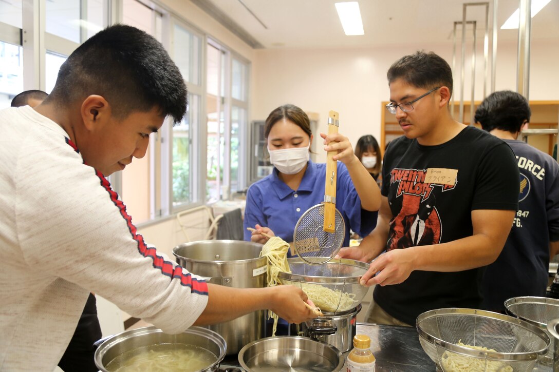 学生側は沖縄料理の代表ともいえる沖縄そばとジューシー（炊き込みご飯）、海兵隊側はチリドック（ホットドックにチリをかけたもの）を協力して一緒に作りました。