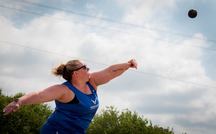 Image of retired Air Force Reserve Staff Sgt. Janelle Lykon throwing a shotput.