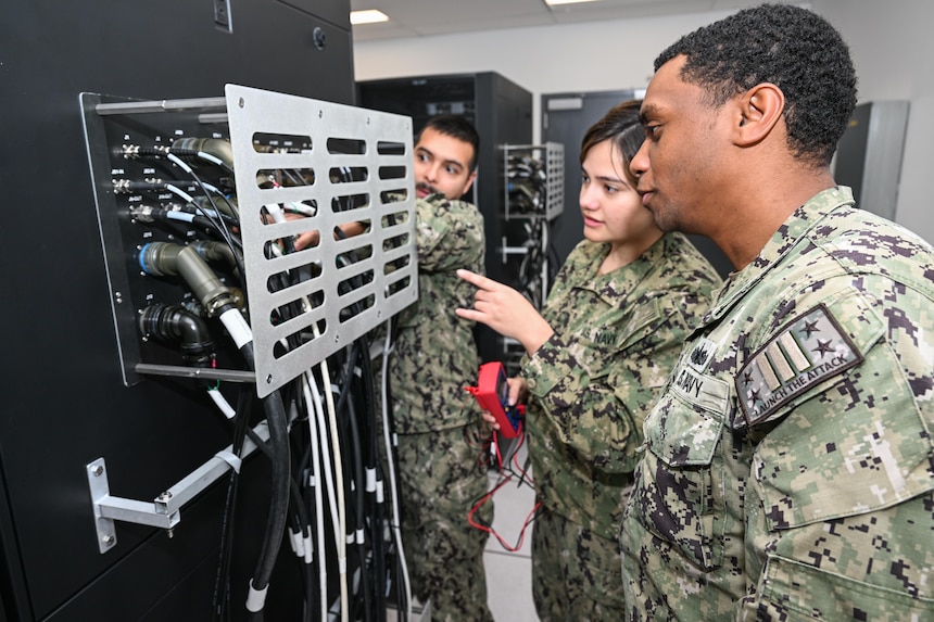 DAHLGREN, Va. (Jan. 27, 2023) Surface Combat Systems Training Command (SCSTC) AEGIS Training and Readiness Center (ATRC) students perform maintenance checks in the Virtual Maintenance Trainer (VMT) Part Task Trainer (PTT) lab. (U.S. Navy photo by Michael Bova)