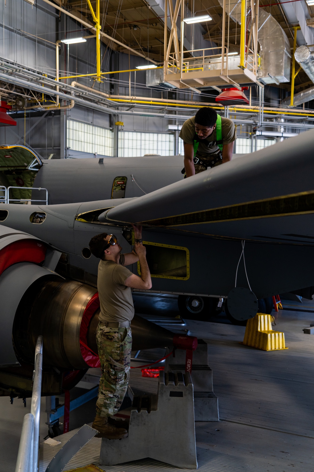 Maintainers from 914th Maintenance Group Work on KC-135
