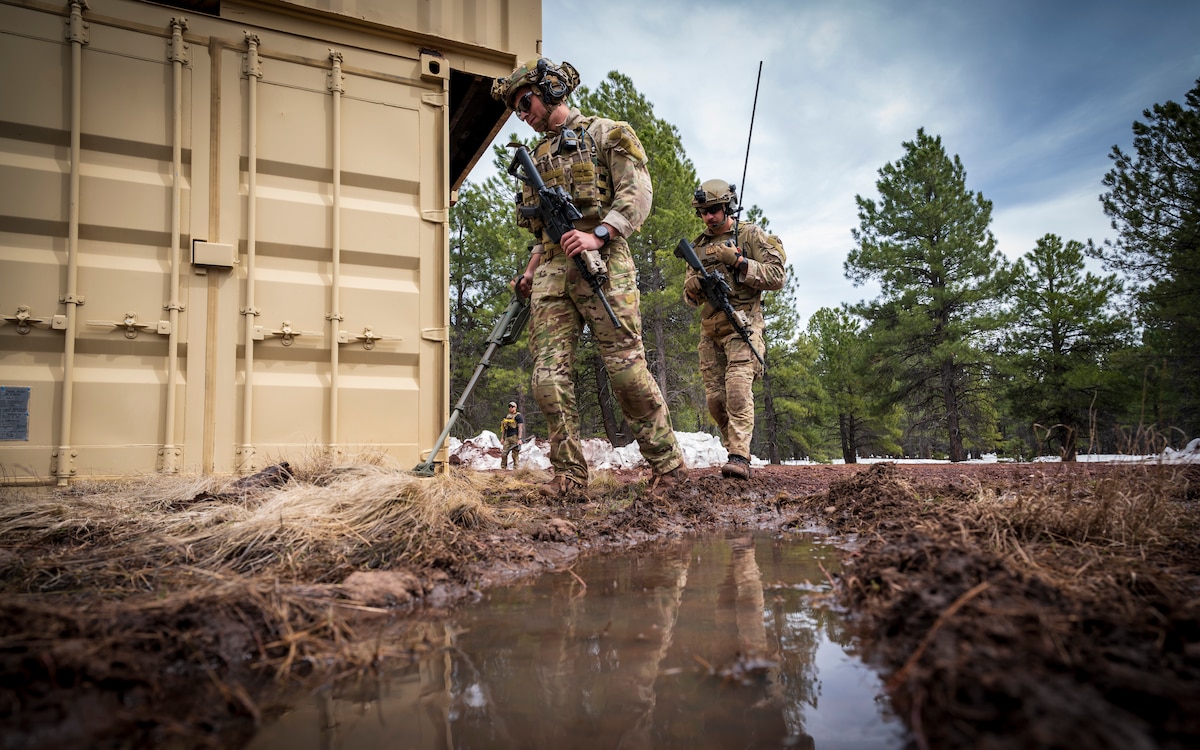 Luke EOD trains at Camp Navajo: Furious Alpaca > Air
