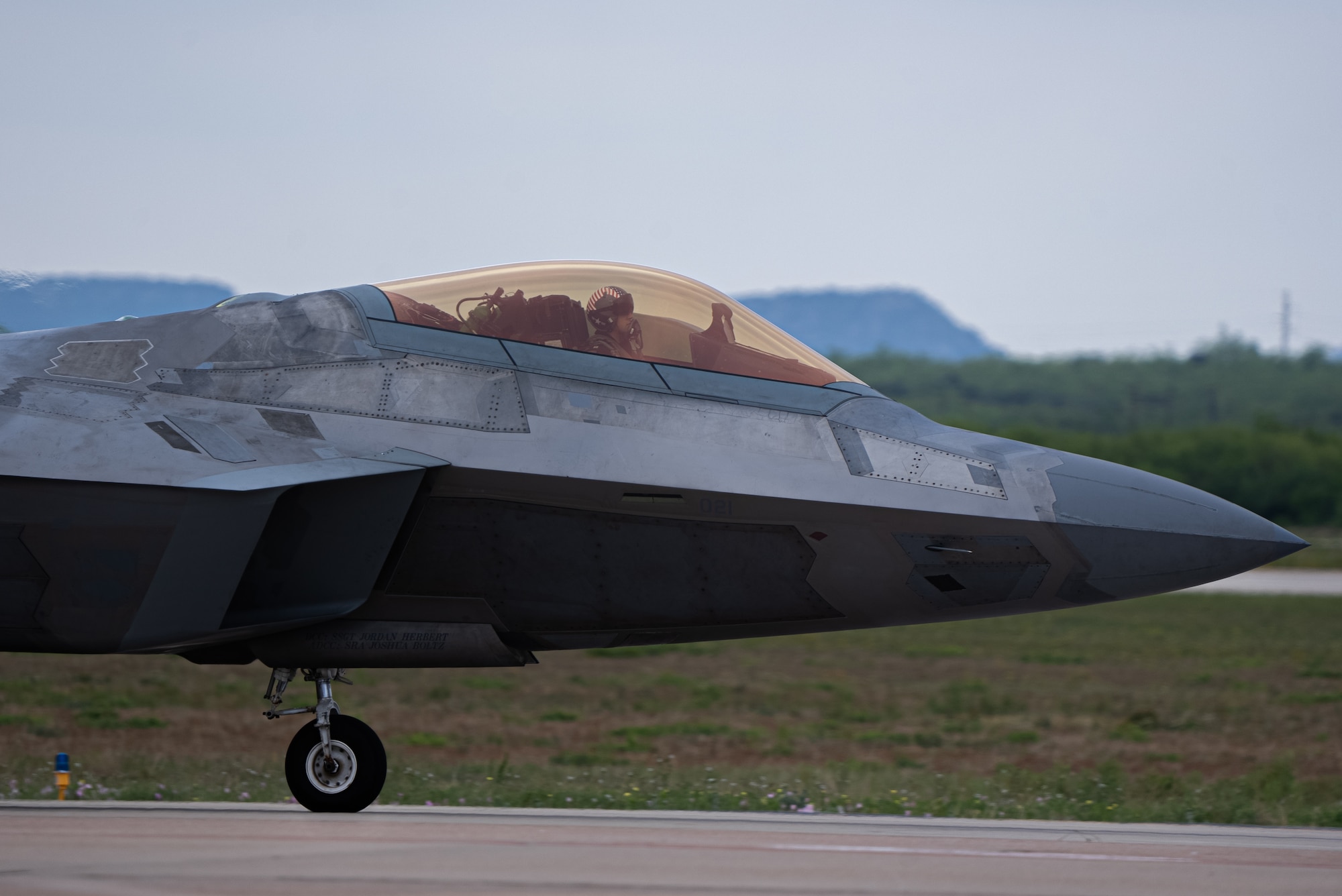 The F-22 Raptor demo team performs during the 2023 Dyess Big Country Air Fest on Dyess Air Force Base, Texas, April 22, 2023. More than 30,000 event goers attended the one-day event highlighting the best of America’s only Lift and Strike base, Air Force heritage and Dyess community partners. The air show featured the F-22 Raptor demo team, U.S. Air Force Academy Wings of Blue, U.S. Army Golden Knights, WW II heritage flight and B-1B Lancer and C-130J Super Hercules fly overs. (U.S. Air Force photo by Airman 1st Class James Hall)