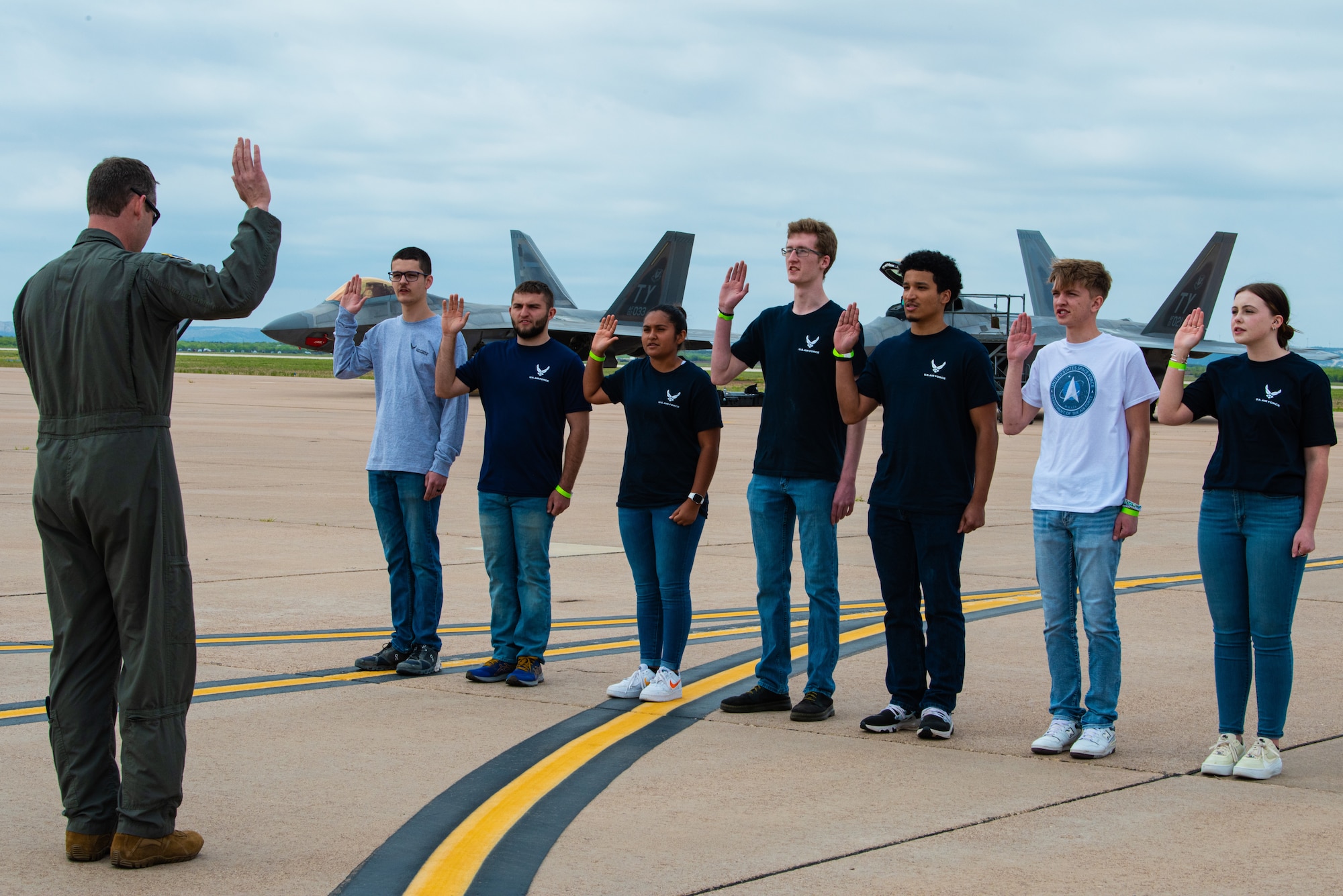 U.S. Air Force Col. Joseph Kramer, 7th Bomb Wing commander, administers the Oath of Enlistment to Air Force delayed entry program recruits during the 2023 Dyess Big Country Air Fest on Dyess Air Force Base, Texas, April 22, 2023. More than 30,000 event goers attended the one-day event highlighting the best of America’s only Lift and Strike base, Air Force heritage and Dyess community partners. The air show featured the F-22 Raptor demo team, U.S. Air Force Academy Wings of Blue, U.S. Army Golden Knights, WW II heritage flight and B-1B Lancer and C-130J Super Hercules fly overs. (U.S. Air Force photo by Airman 1st Class Alondra Cristobal Hernandez)