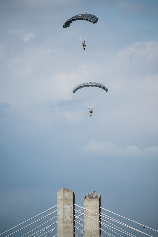 Airmen from the Kentucky Air National Guard’s 123rd Special Tactics Squadron parachute into the Ohio River in downtown Louisville, Ky., April 22, 2023, as part of the annual Thunder Over Louisville air show. The event featured more than 20 military and civilian planes, including a C-130J Super Hercules from the Kentucky Air National Guard, which served as the aircraft from which this jump was performed. (U.S. Air National Guard photo by Dale Greer)