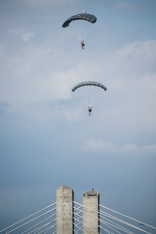 Airmen from the Kentucky Air National Guard’s 123rd Special Tactics Squadron parachute into the Ohio River in downtown Louisville, Ky., April 22, 2023, as part of the annual Thunder Over Louisville air show. The event featured more than 20 military and civilian planes, including a C-130J Super Hercules from the Kentucky Air National Guard, which served as the aircraft from which this jump was performed. (U.S. Air National Guard photo by Dale Greer)