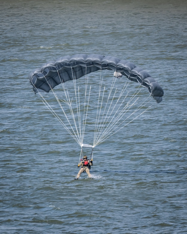 An Airman from the Kentucky Air National Guard’s 123rd Special Tactics Squadron parachutes into the Ohio River in downtown Louisville, Ky., April 22, 2023, as part of the annual Thunder Over Louisville air show. The event featured more than 20 military and civilian planes, including a C-130J Super Hercules from the Kentucky Air National Guard, which served as the aircraft from which this jump was performed. (U.S. Air National Guard photo by Dale Greer)