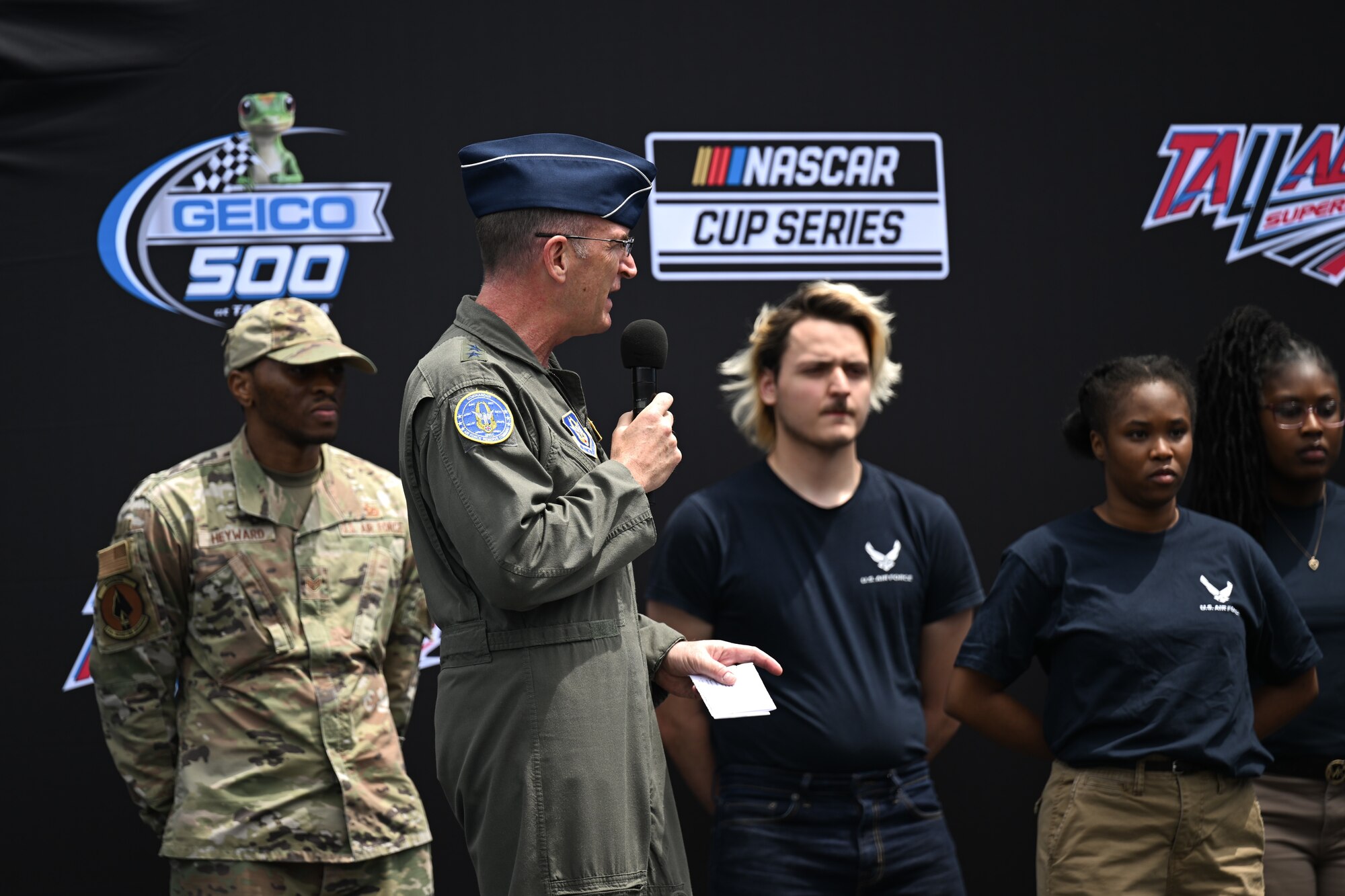 Photo of Lt. Gen. John Healy administering the oath of enlistment to recruits.