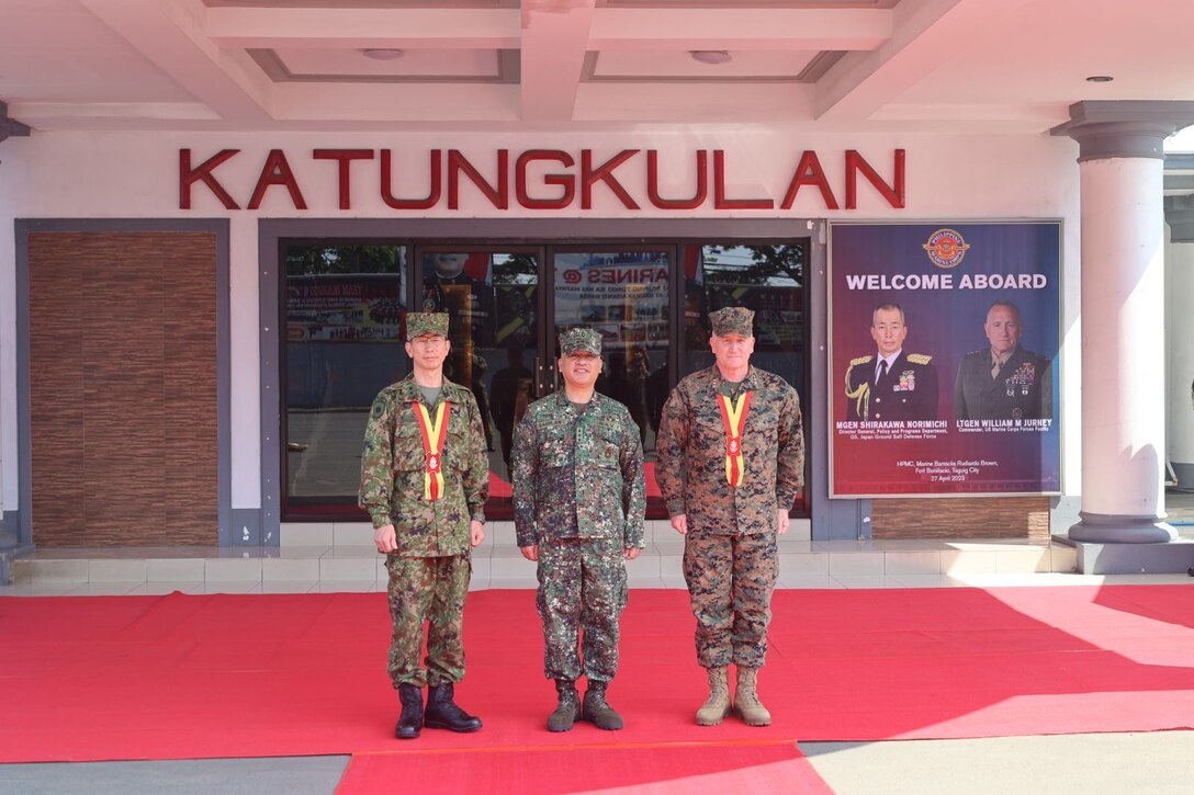 Military leaders from the U.S., Philippines, and Japan participated in a trilateral meeting during Exercise Balikatan 23 at the Headquarters of the Philippine Marine Corps aboard Philippine Marine Corps Base, Rudiardo Brown, 27 Apr.