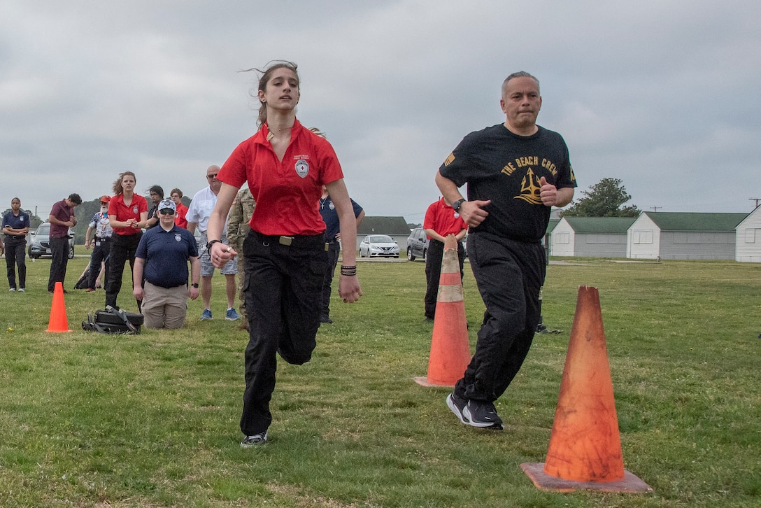 A high school students runs alongside a recruiter