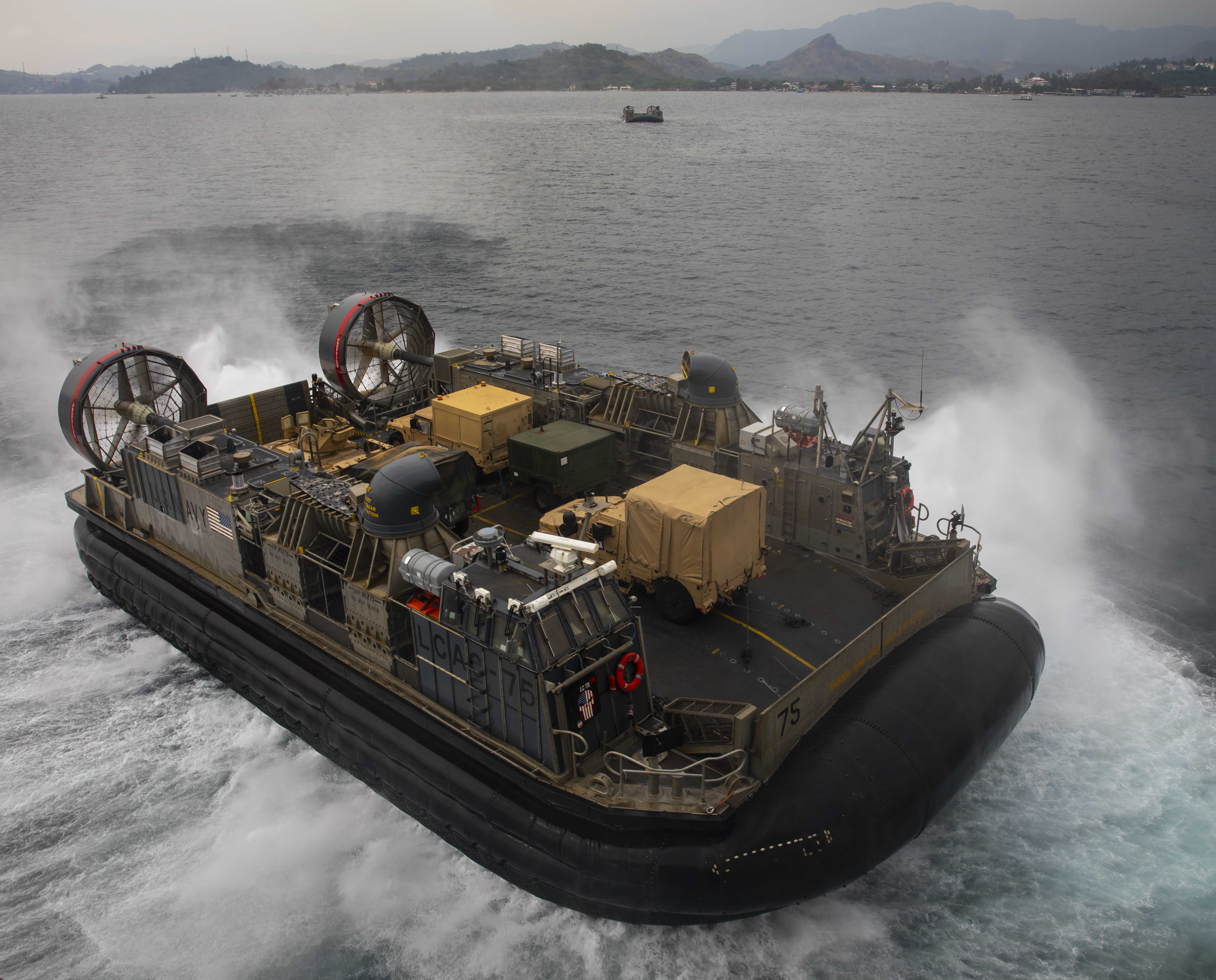 Landing Craft, Air Cushion (LCAC) > United States Navy > Displayy-FactFiles