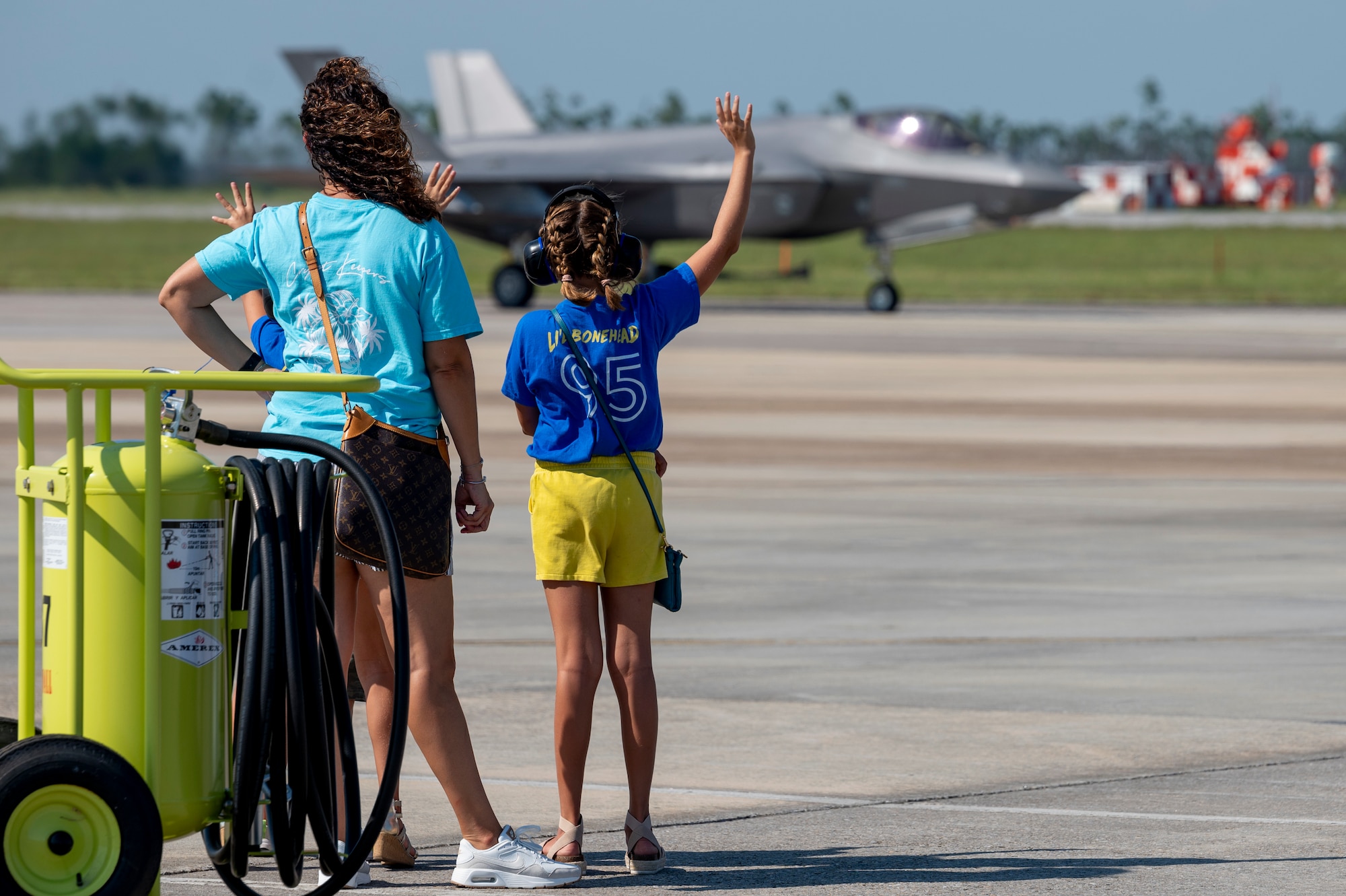 Family waves at aircraft