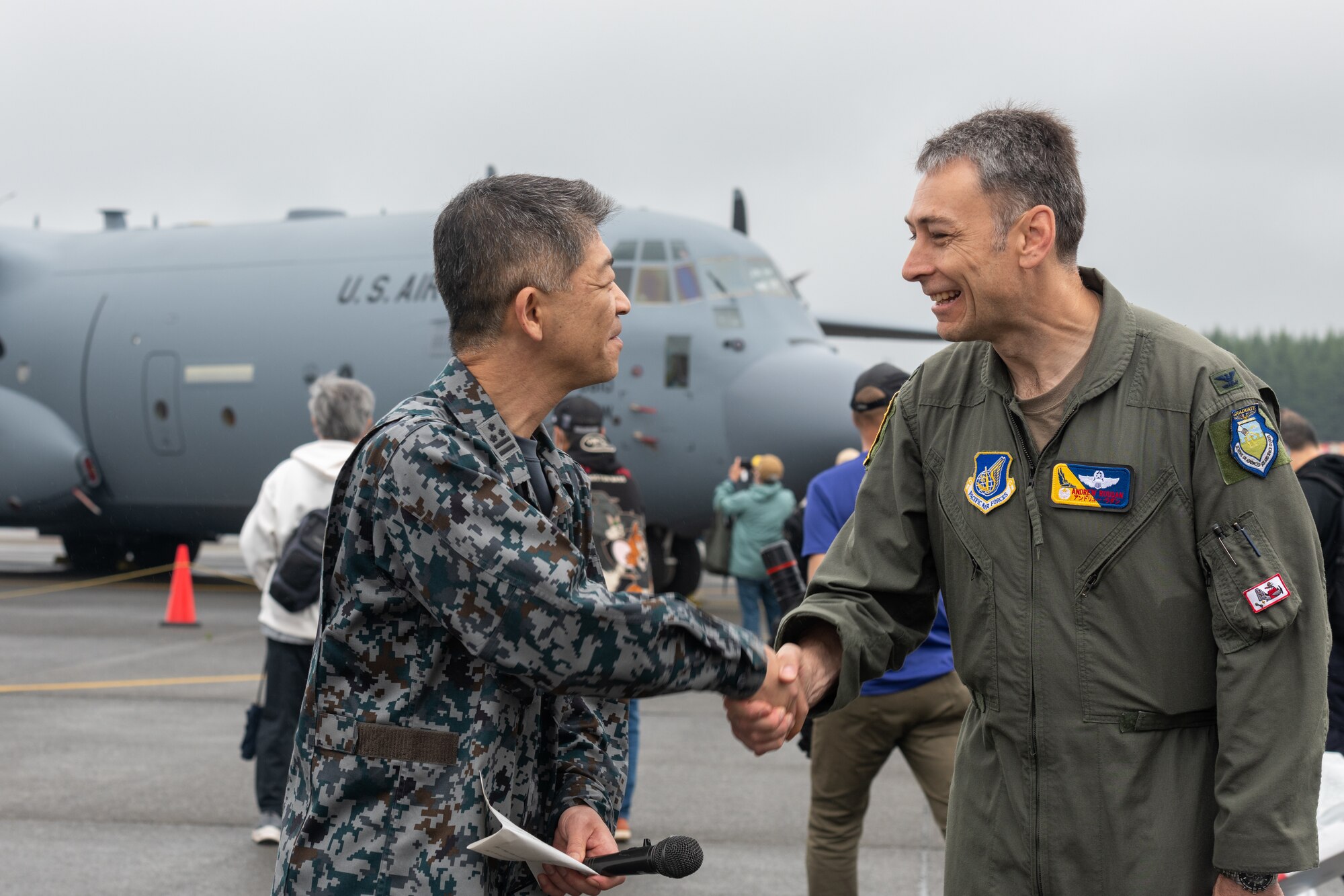 Two military men shake hands.