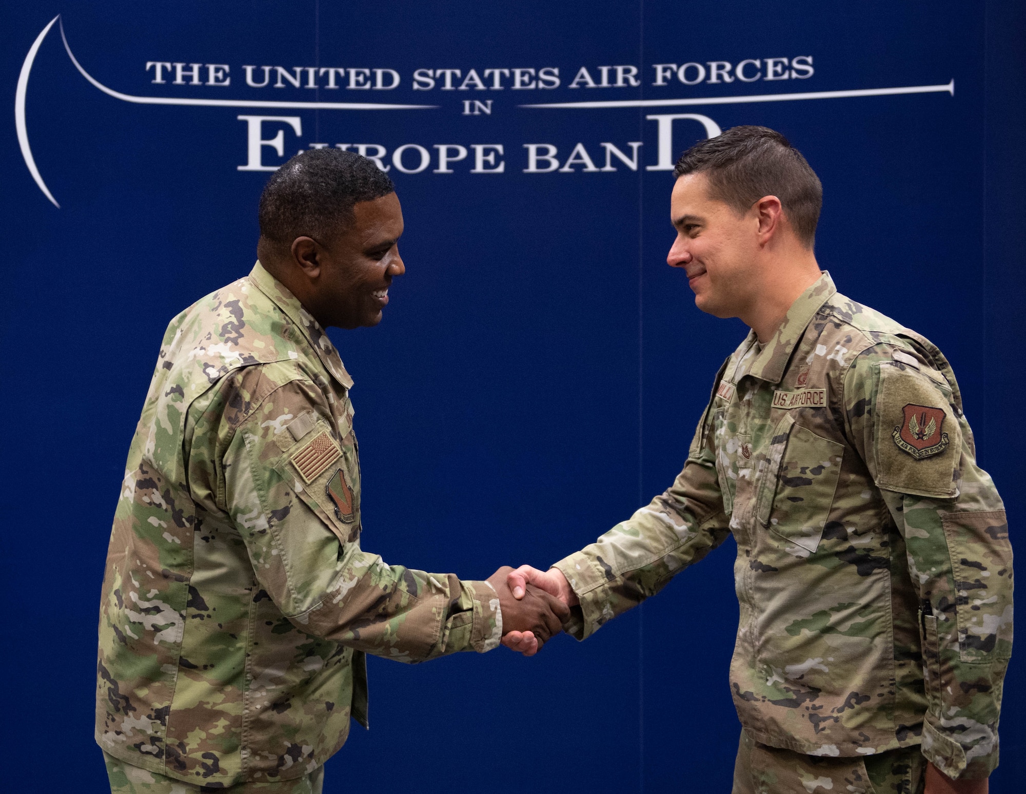 Two Airmen shake hands