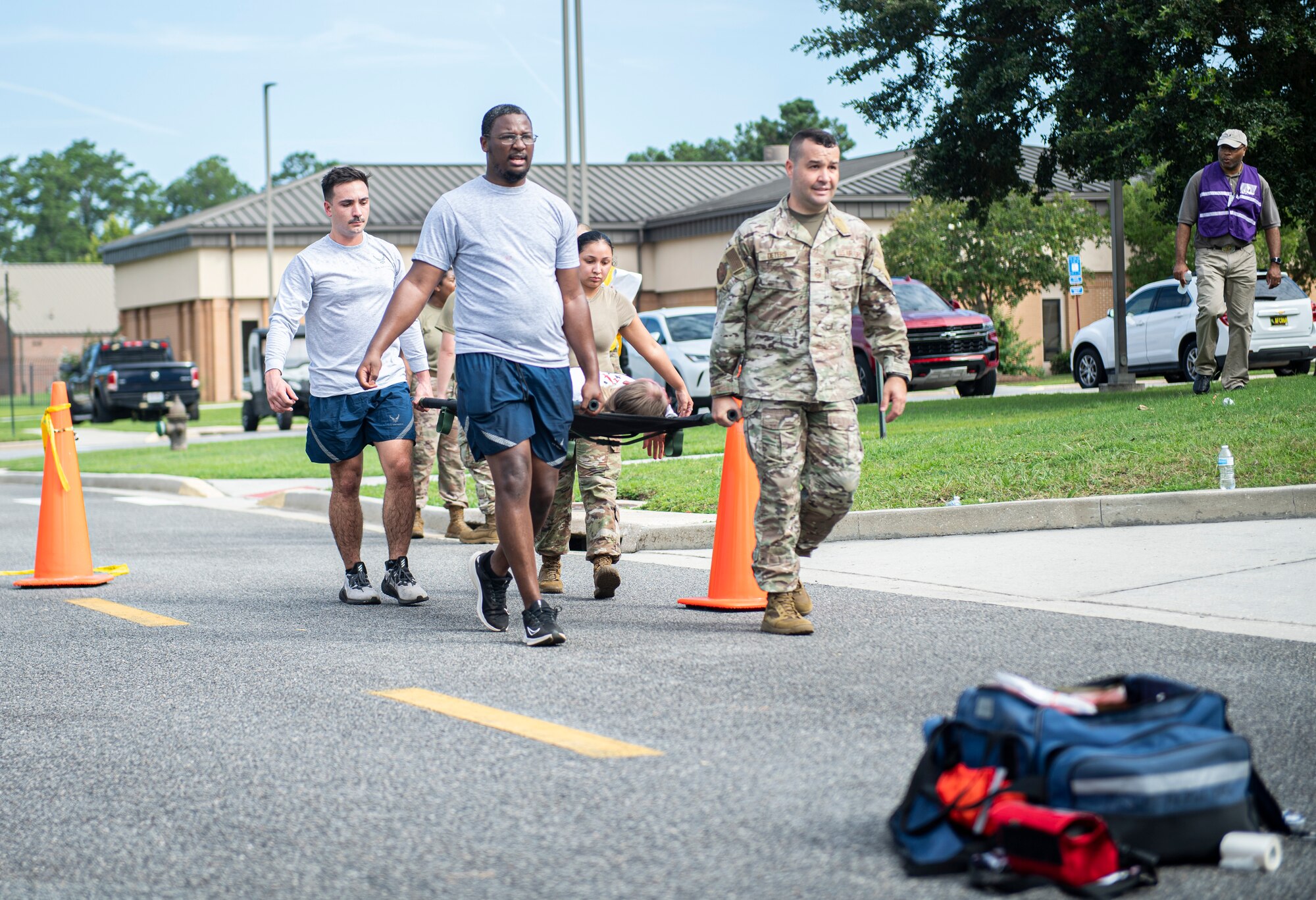 Airmen carrying a simulated patient