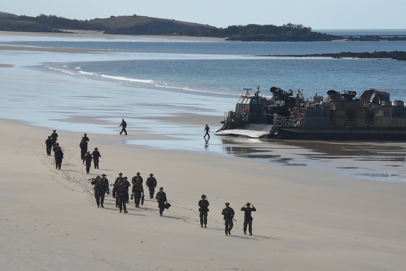 Expeditionary Strike Group Readies Marines to Land in Australia > U.S.  Department of Defense > Defense Department News