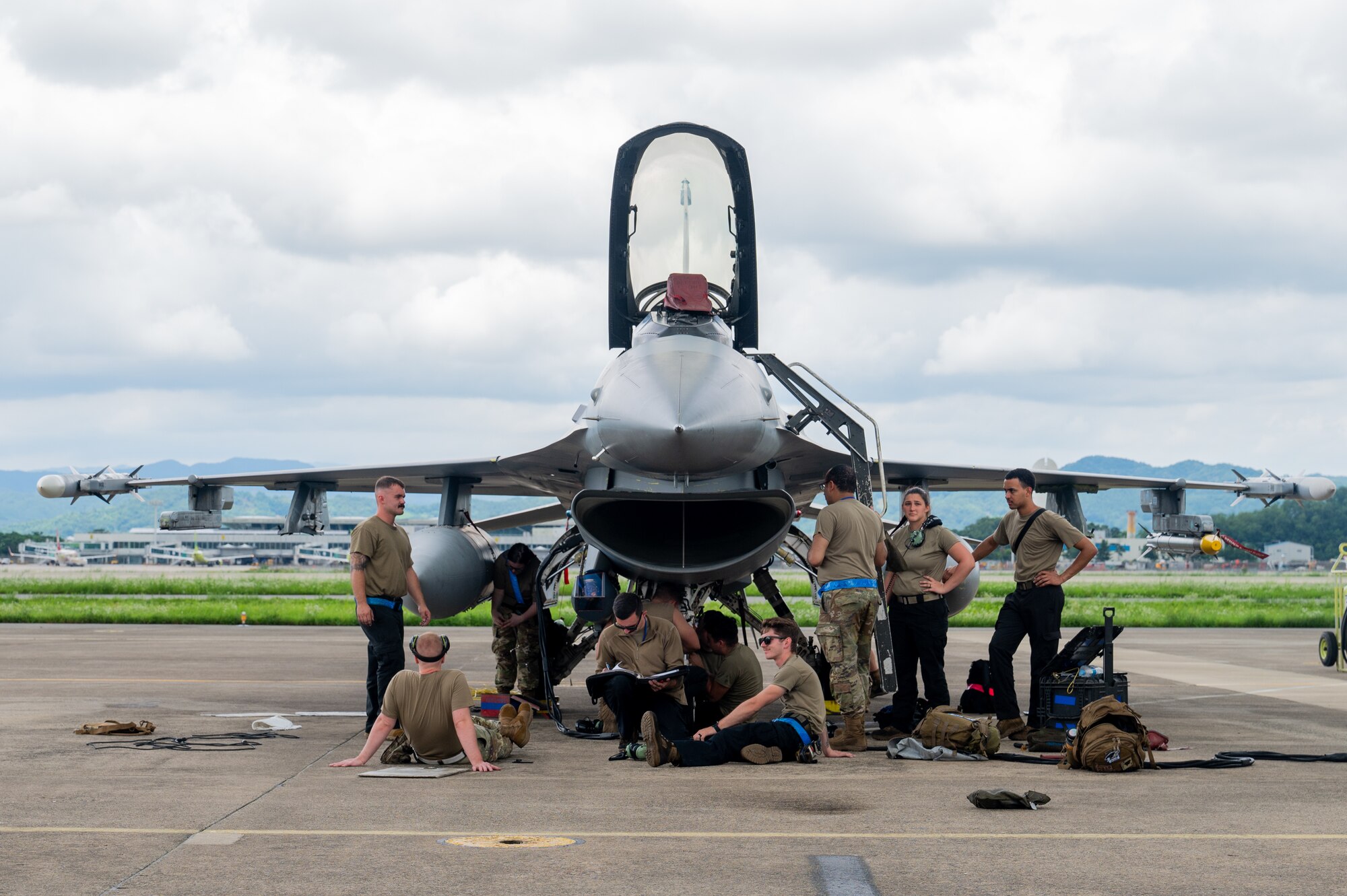 Members of the 35th Fighter Generation Squadron complete repairs on an F-16 Fighting Falcon during a U.S.-Republic of Korea Buddy Squadron event