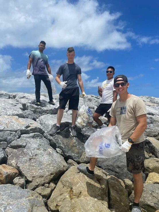 海兵隊キャンプ・ハンセンのSMPが地域貢献の一環で金武町のKINサンライズビーチでビーチクリーンアップを行いました。