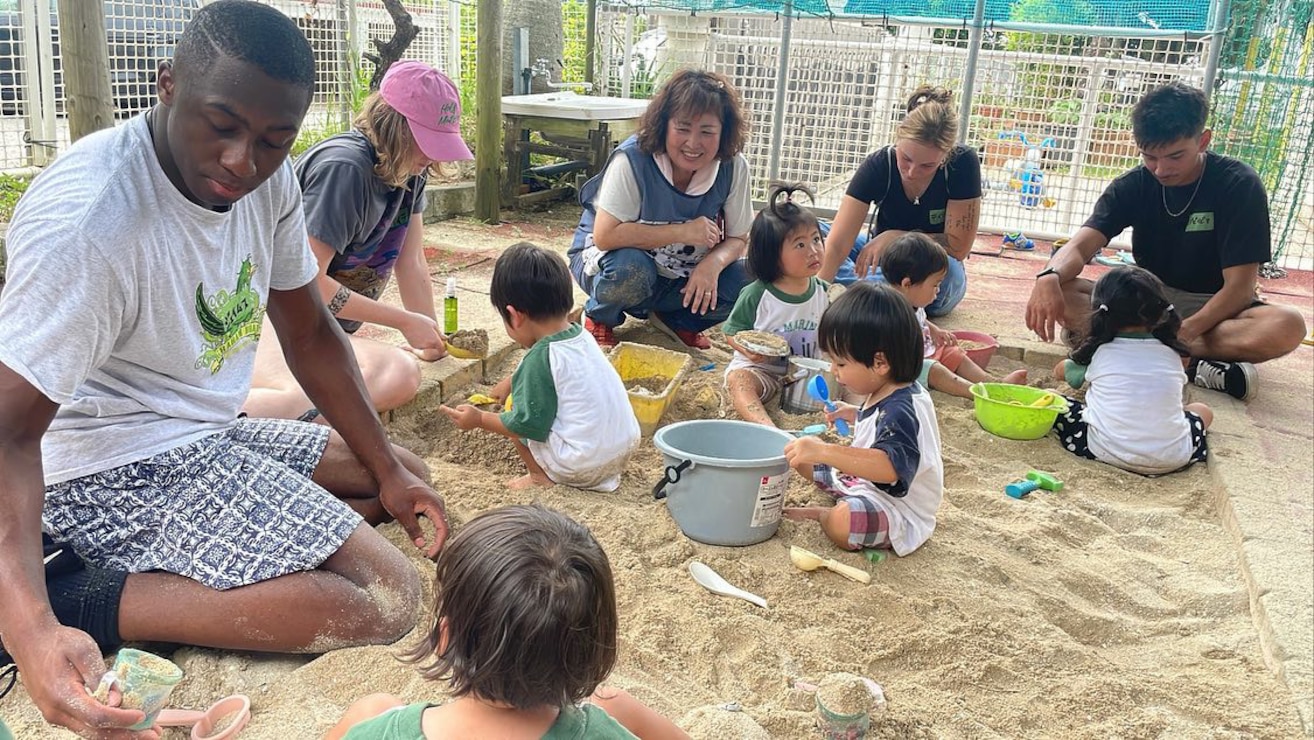 海兵隊キャンプ・ハンセンの兵士たちが地域交流の一環で金武町のこども園の園児たちと交流会を行いました。