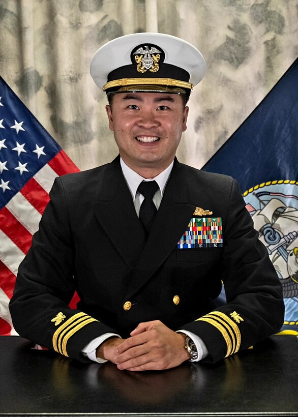 Navy Reserve officer receives prestigious award