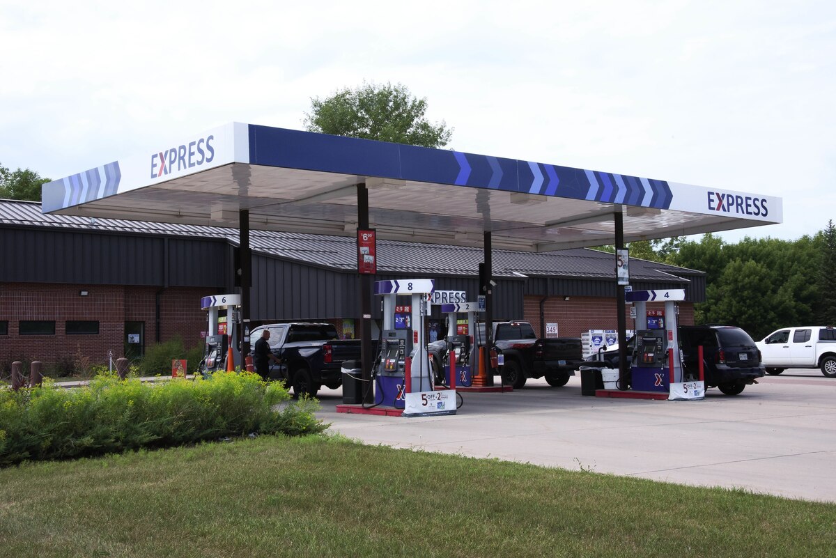 Grand Forks AFB AAFES Express gets premium fuel > Grand Forks Air Force