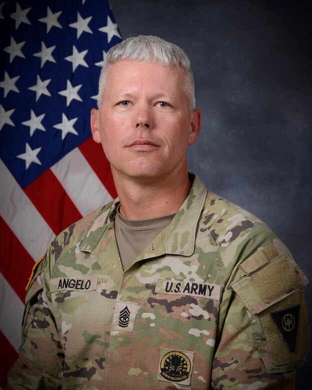 ミリタリー Walking U.S Army Sergeant Sgt. Maj. William J. Angelo > U.S. Army Reserve > Article View