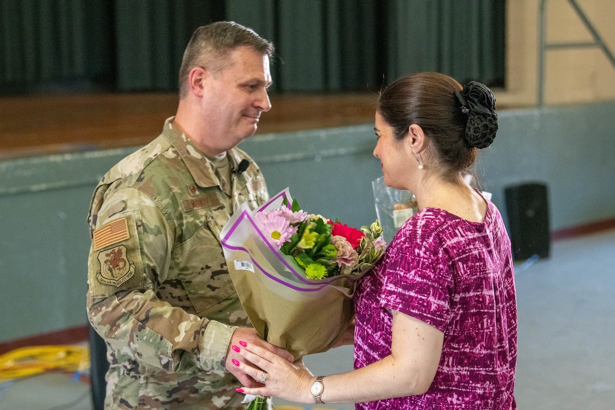 Wing says good-bye to Commander