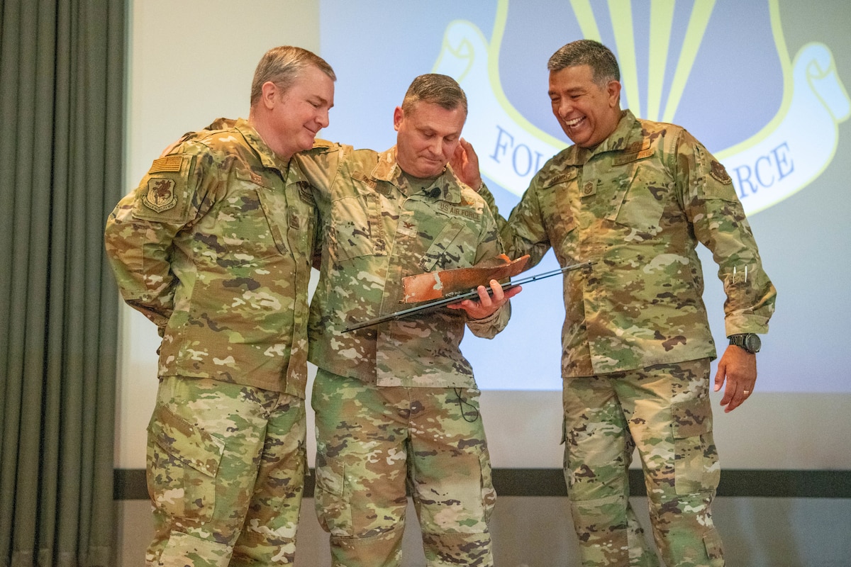 Wing says good-bye to Commander