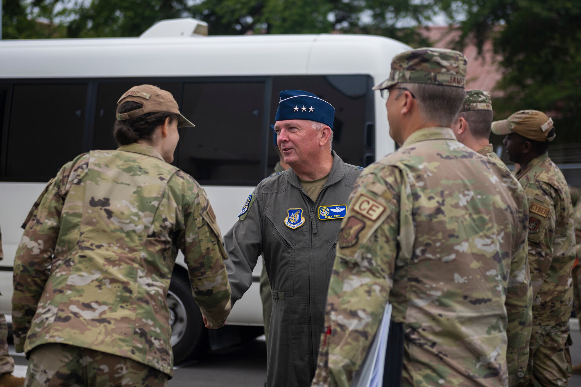 Military members shaking each other hands during a meeting.