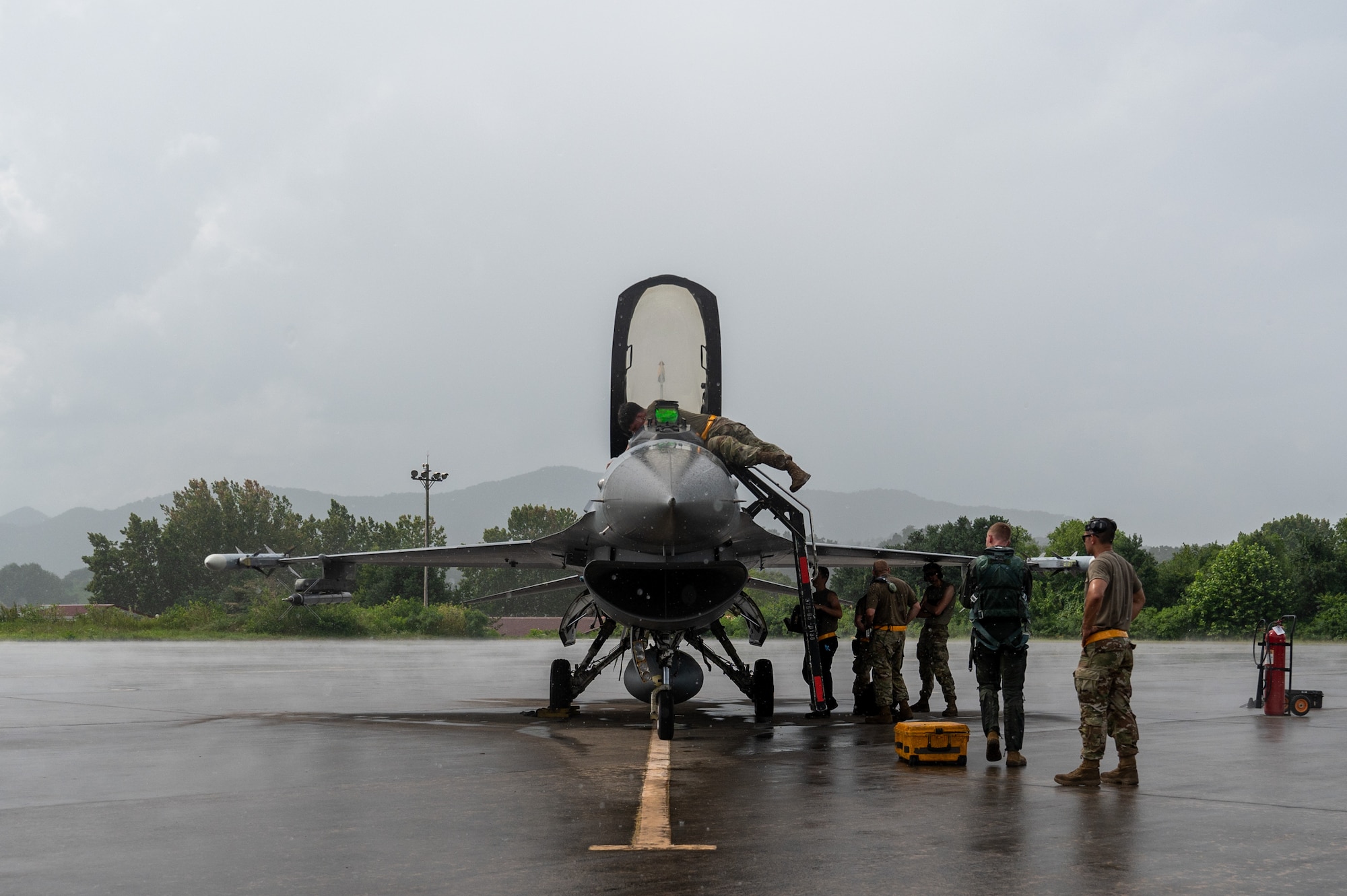 Maintainers service a U.S. Air Force F-16 Fighting Falcon between training flights during a U.S.-Republic of Korea Buddy Squadron event.