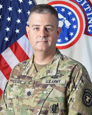 Army Recruiting Commander in front of United States and Army Recruiting Command flags