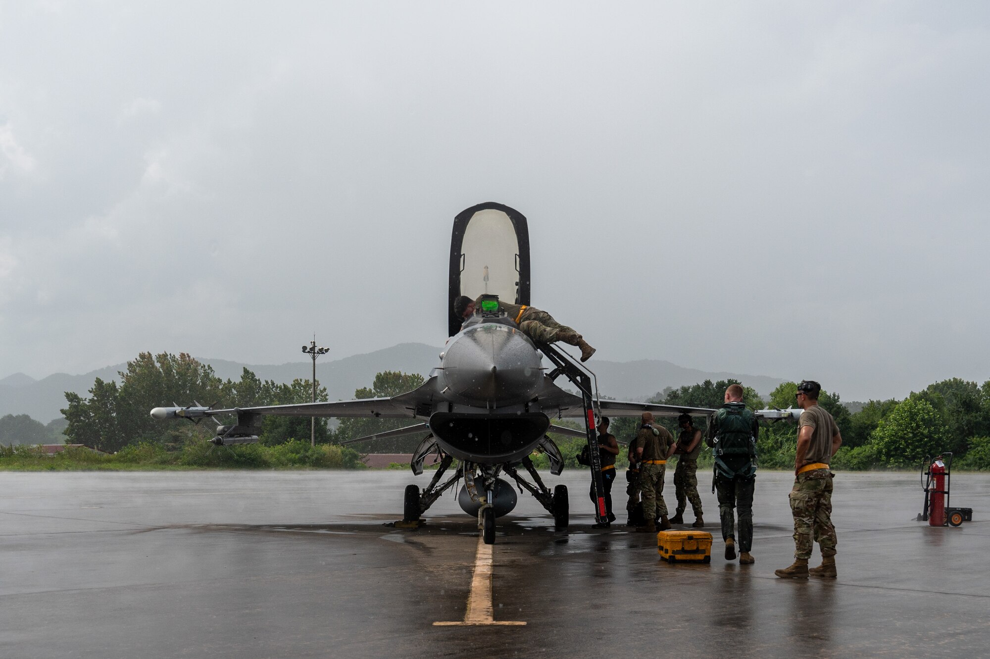 Maintainers service a U.S. Air Force F-16 Fighting Falcon between training flights during a U.S.-Republic of Korea Buddy Squadron event.