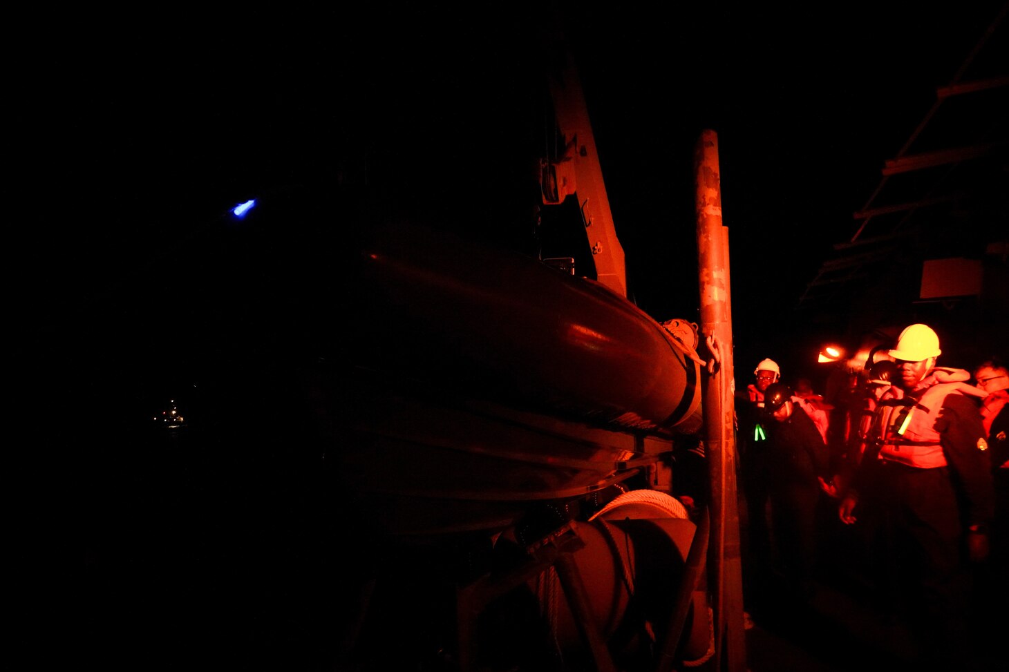 Sailors assigned to the Arleigh Burke-class guided-missile destroyer USS Porter (DDG 78) prepare to launch a rigid hull inflatable boat to transfer rescued civilian divers to United States Coast Guard 115 47 FT Motor Lifeboat CG47287 off the coast of Wilmington, N.C. Porter’s assistance in rescuing the divers is an example of the U.S. Navy’s unique multi-role mission to ensuring safety at sea.