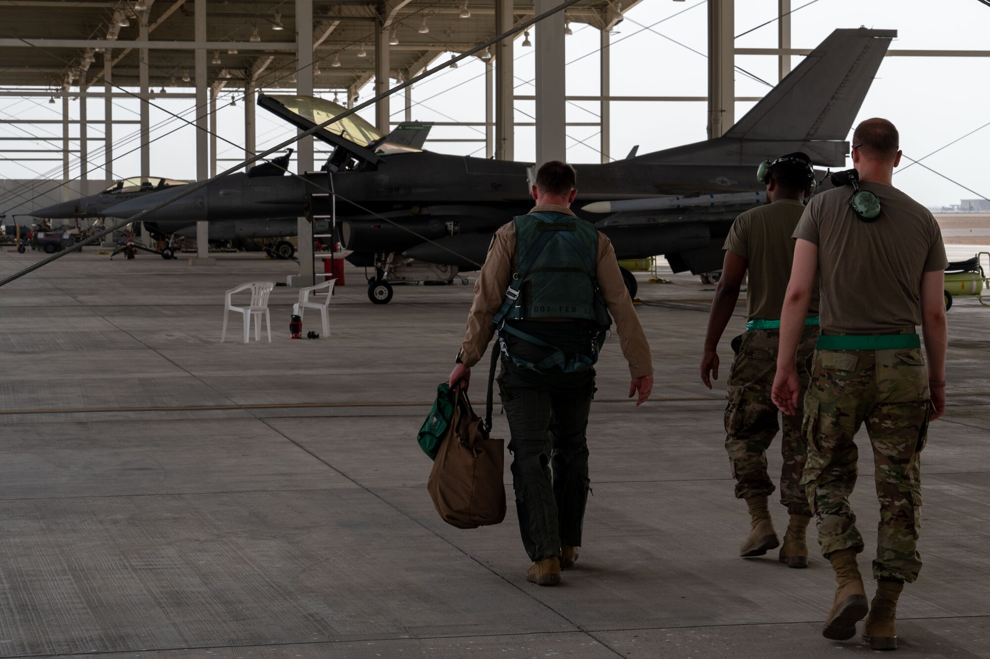 A U.S. Air Force F-16 Fighting Falcon pilot assigned to the 555th Expeditionary Fighter Squadron, along with flying crew chiefs assigned to the 555th Expeditionary Maintenance Squadron, step to the jet at King Faisal Air Base in Tabuk, Saudi Arabia, Aug. 15, 2023, during Operation Agile Spartan 23.2. Operation Agile Spartan is an exercise designed to increase interoperability around partners and allies in the region while advancing agile combat employment capabilities across U.S. Central Command’s area of responsibility. (U.S. Air Force photo by Staff Sgt. Christopher Sommers)