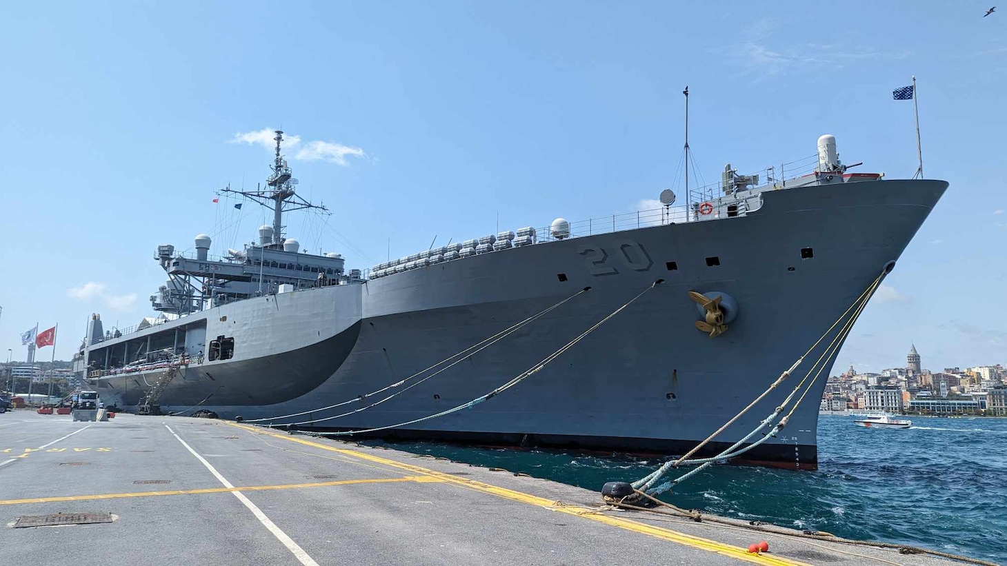 The Blue Ridge-class command and control ship USS Mount Whitney (LCC 20) pulls into Istanbul, Türkiye.