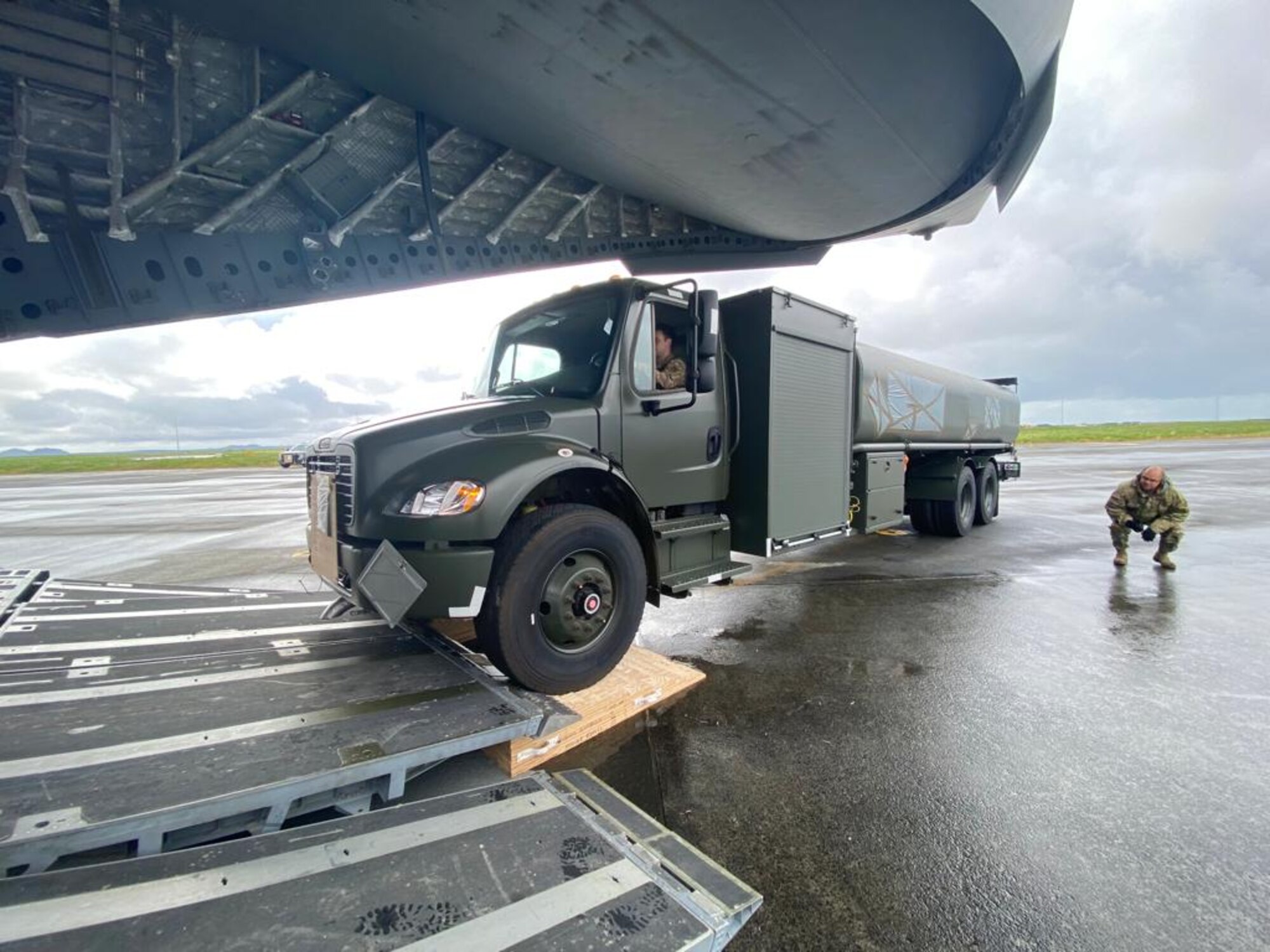 A truck is downloaded from an aircraft.