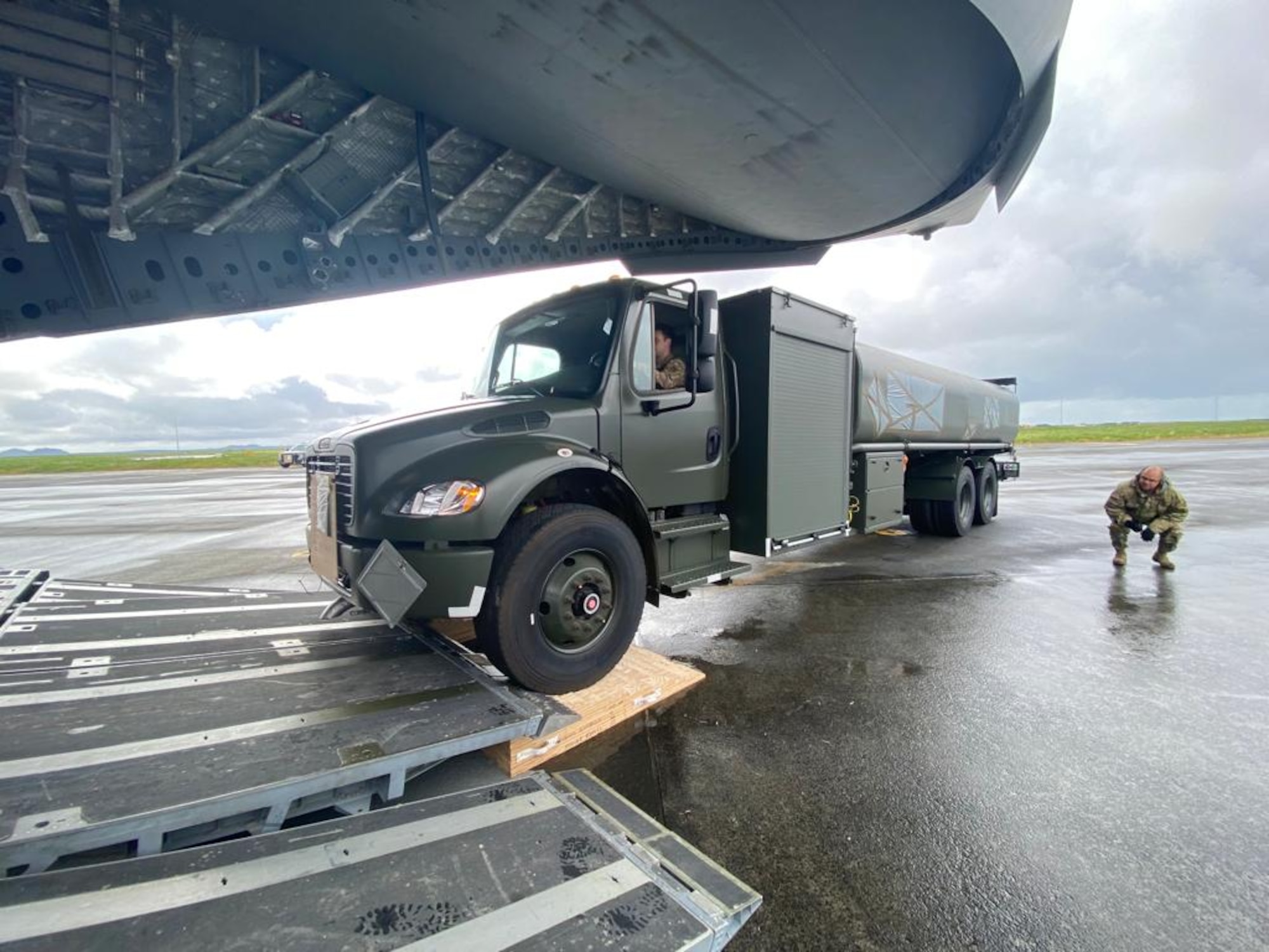 A truck is downloaded from an aircraft.