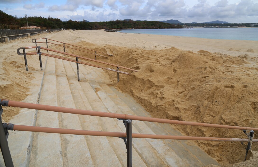 台風の爪痕がまだ残る沖縄県金武町のKINサンライズビーチ海浜公園に８月１７日の朝、スコップを持った４０数名の海兵隊員たちが海兵隊キャンプ・ハンセンから集まりました。