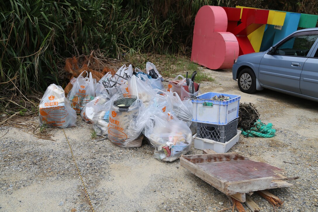 台風の爪痕がまだ残る沖縄県金武町のKINサンライズビーチ海浜公園に８月１７日の朝、スコップを持った４０数名の海兵隊員たちが海兵隊キャンプ・ハンセンから集まりました。