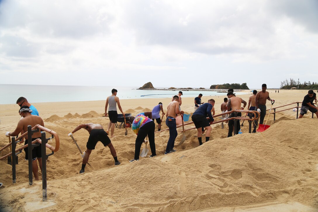 台風の爪痕がまだ残る沖縄県金武町のKINサンライズビーチ海浜公園に８月１７日の朝、スコップを持った４０数名の海兵隊員たちが海兵隊キャンプ・ハンセンから集まりました。