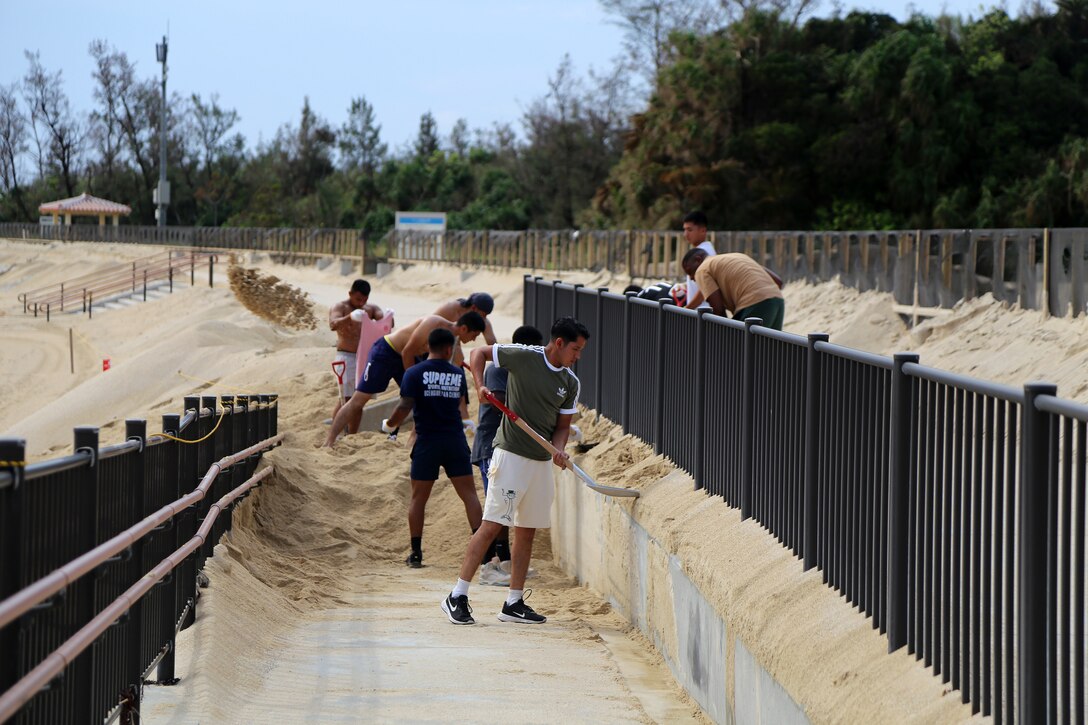 台風の爪痕がまだ残る沖縄県金武町のKINサンライズビーチ海浜公園に８月１７日の朝、スコップを持った４０数名の海兵隊員たちが海兵隊キャンプ・ハンセンから集まりました。
