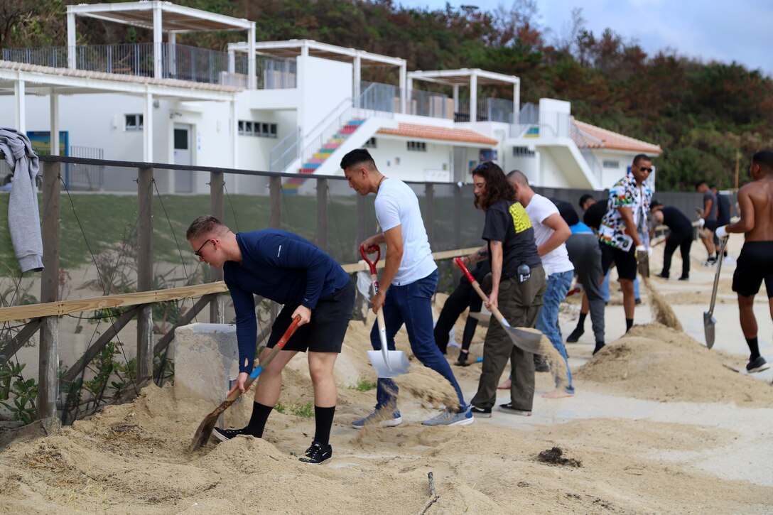 台風の爪痕がまだ残る沖縄県金武町のKINサンライズビーチ海浜公園に８月１７日の朝、スコップを持った４０数名の海兵隊員たちが海兵隊キャンプ・ハンセンから集まりました。