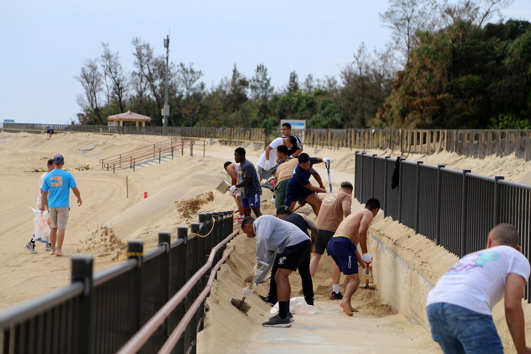 台風の爪痕がまだ残る沖縄県金武町のKINサンライズビーチ海浜公園に８月１７日の朝、スコップを持った４０数名の海兵隊員たちが海兵隊キャンプ・ハンセンから集まりました。