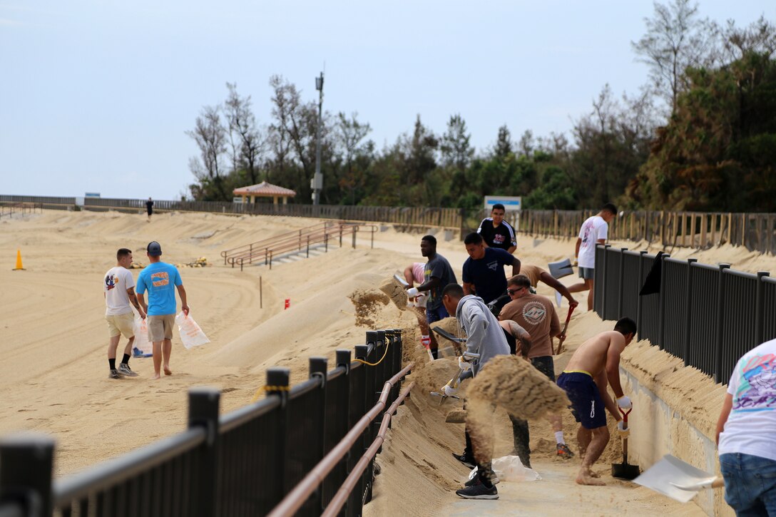台風の爪痕がまだ残る沖縄県金武町のKINサンライズビーチ海浜公園に８月１７日の朝、スコップを持った４０数名の海兵隊員たちが海兵隊キャンプ・ハンセンから集まりました。