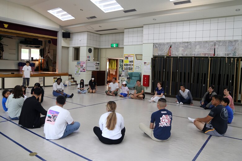 海兵隊キャンプ・フォスターの海兵隊が北谷町謝苅区公民館で日本の夏ならではのラジオ体操と流しそうめんを体験しました。
そのあと、子供たちと英語でゲームをしたり、マジックショーを行い楽しい時間を過ごしました。