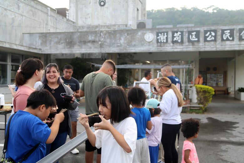海兵隊キャンプ・フォスターの海兵隊が北谷町謝苅区公民館で日本の夏ならではのラジオ体操と流しそうめんを体験しました。
そのあと、子供たちと英語でゲームをしたり、マジックショーを行い楽しい時間を過ごしました。
