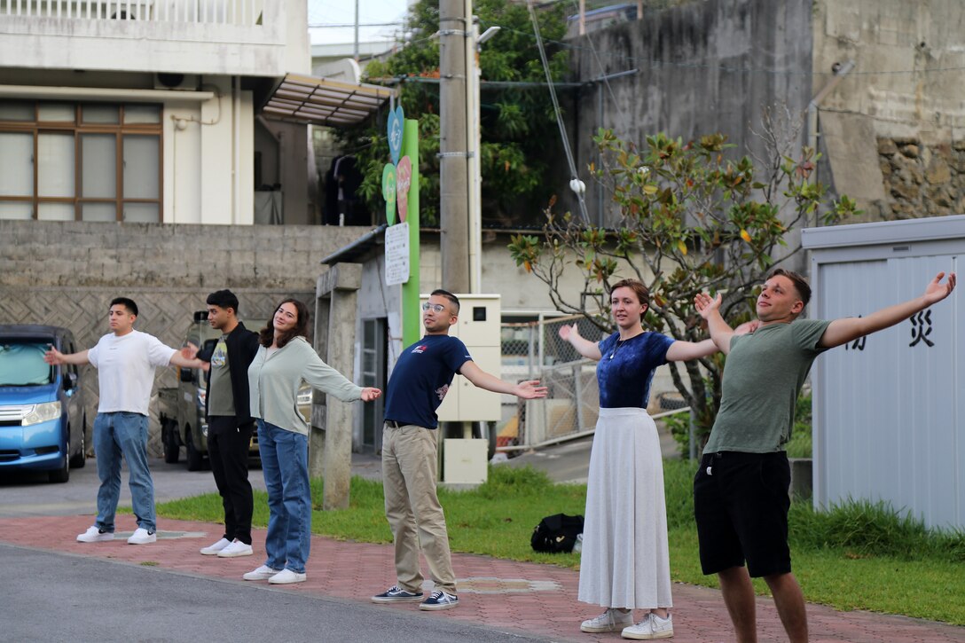 海兵隊キャンプ・フォスターの海兵隊が北谷町謝苅区公民館で日本の夏ならではのラジオ体操と流しそうめんを体験しました。
そのあと、子供たちと英語でゲームをしたり、マジックショーを行い楽しい時間を過ごしました。