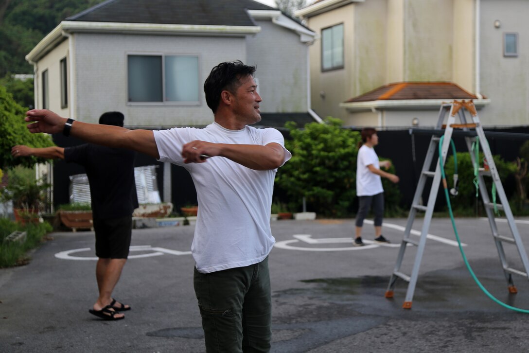 海兵隊キャンプ・フォスターの海兵隊が北谷町謝苅区公民館で日本の夏ならではのラジオ体操と流しそうめんを体験しました。
そのあと、子供たちと英語でゲームをしたり、マジックショーを行い楽しい時間を過ごしました。