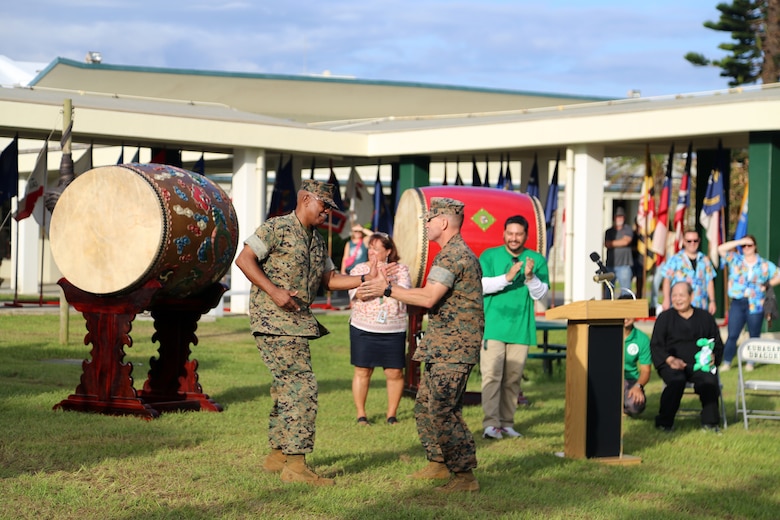 ２０２３年度の新学期が始まった海兵隊キャンプ・フォスター基地内にあるクバサキ高校。
初日の月曜日、大太鼓のパフォーマンスが行われました。
演奏に使われた二台の大太鼓は沖縄県沖縄市で三線店を営む新垣喜盛さんによって寄贈されました。