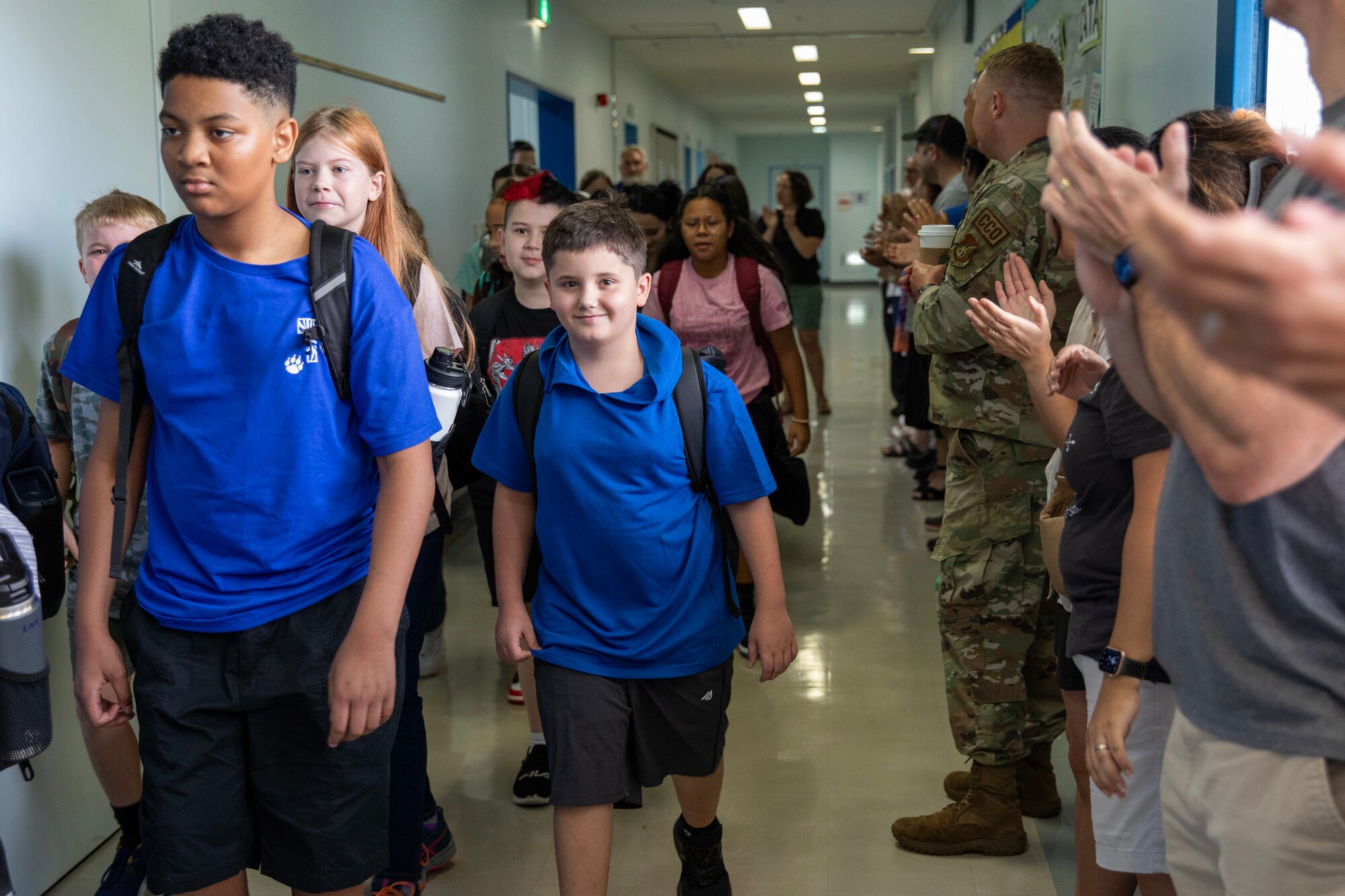 Students walk down a hallway.